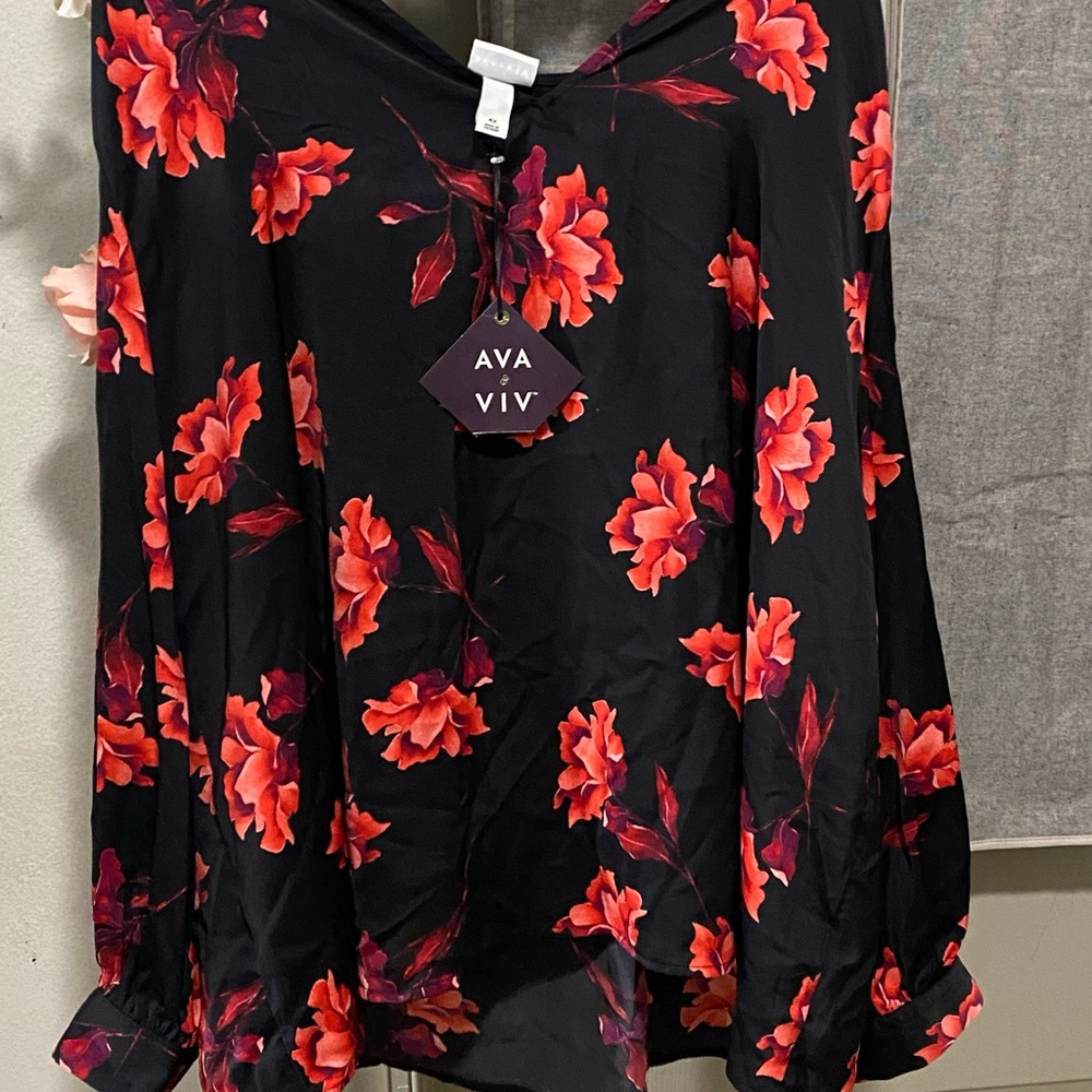 Excellent material with long sleeve . Buttons at cuff.